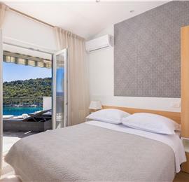 6 Bedroom Waterfront Villa with Pool in Uvala Ljubljeva near Trogir, Sleeps 12-13